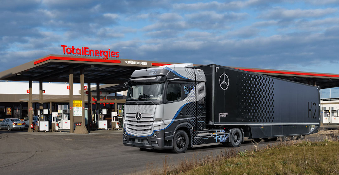 Daimler Truck AG und Total Energies entwickeln Wasserstoff-Infrastruktur für den Straßengüterverkehr
