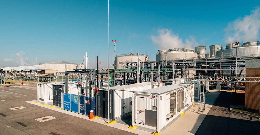 OMV nimmt 10-MW-Elektrolyseur in Betrieb und schließt H2-Abkommen mit Masdar