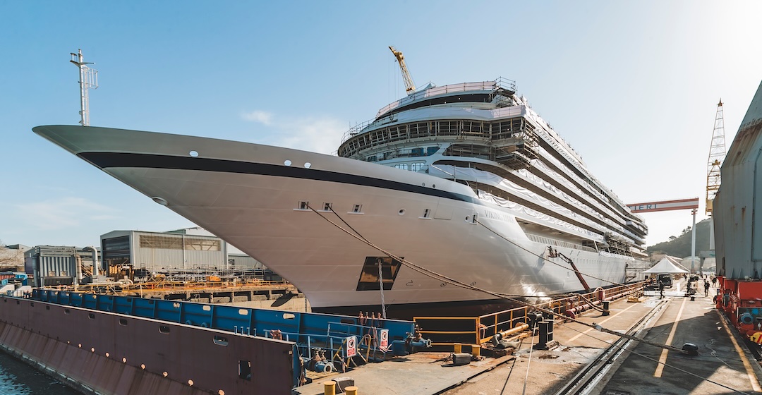 Die mit Wasserstoff betriebene „Viking Libra“ bekommt erstmals Wasser unter den Kiel