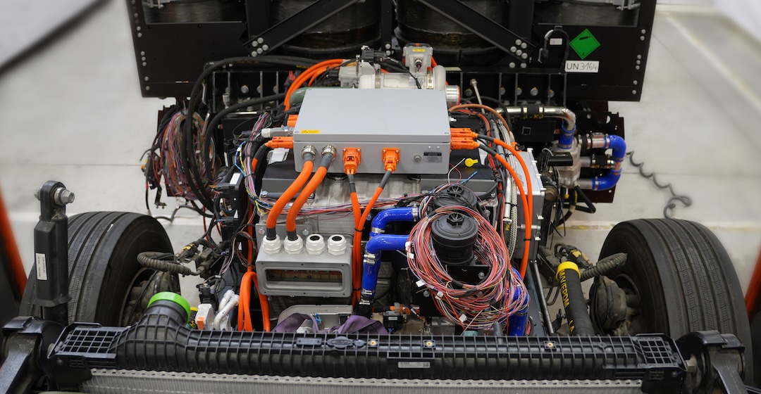 EKPO und Akkodis integrieren 320-kW-Brennstoffzellenstack in 40-Tonner