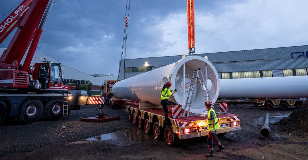 Vier Druckspeicher am Stuttgarter Hafen für den Green Hydrogen Hub aufgestellt